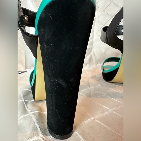Le Chateau Black/Teal Platform Strappy Sandals, size 8.5 - Picture 9 of 14